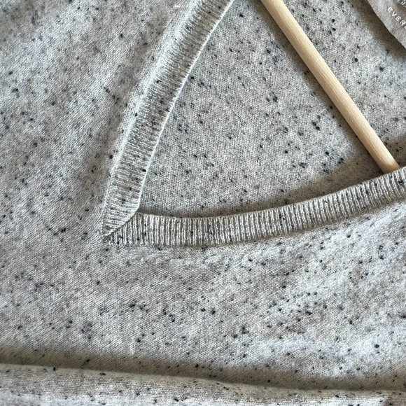Everlane Cashmere V-Neck - Picture 3 of 10